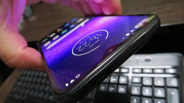 <b>Motorola One Macro review detaliat în limba română</b>De la captura la distanţă trecem la cea la apropiere, cu Motorola One Macro, care face din tot ce e minuscul ceva ce pare MARE. Lansat la un atelier şi workshop foto cu o lună în urmă, telefonul a scăzut rapid ca preţ. Costa 899 lei la debut, 799 lei la..