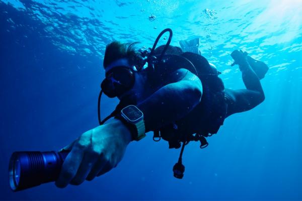 Aplicația Oceanic+ transformă ceasul Apple Watch Ultra într-un calculator pentru scufundări