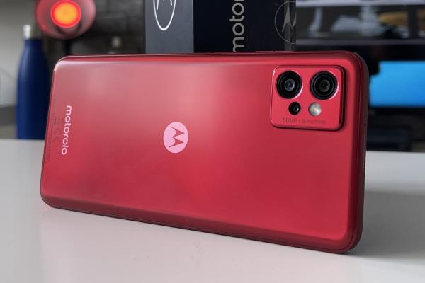 Motorola Moto G32: Design-ul "roşcovan" îl face memorabil