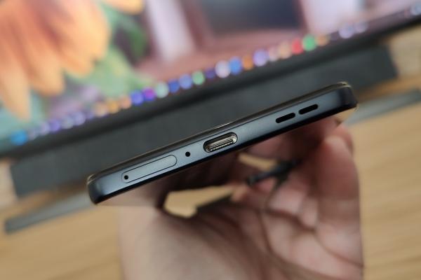 POCO F4 5G: Acustica stereo, cu un speaker de jos care trudeşte din greu