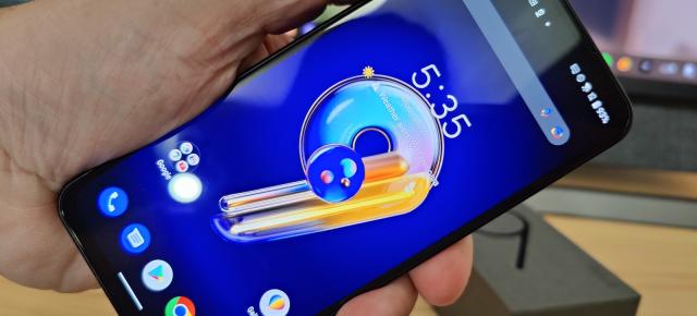 ASUS Zenfone 9: OS, UI, aplicaţii axate pe utilizarea cu o mână şi Privacy