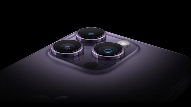 <b>iPhone 15 ar putea primi o cameră foto principală cu senzor nou de la Sony; Ce upgrade-uri așteptăm?</b>Despre iPhone 15 am tot scris în ultima perioadă, multe zvonuri ajungând pe web recent. Dacă despre design nu putem fi siguri până la debut, știm sigur că Apple va încerca să ofere upgrade-uri la nivel de cameră foto. Se pare că ar fi vorba despre