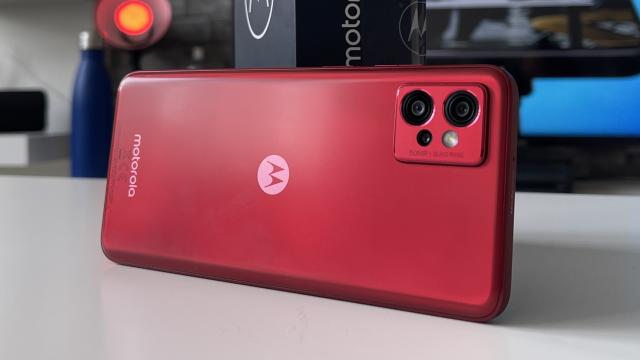 <b>Motorola Moto G32: Design-ul "roşcovan" îl face memorabil</b>Dacă ar fi un titlu de "cel mai memorabil telefon roşu din 2022", cred că Moto G32 ar avea şanse serioase la el, la bătaie cu ASUS ZenFone 9. Avem de-a face aici cu un telefon lung, alungit şi destul de îngust, ceea ce îl face manevrabil. Ajută şi rama