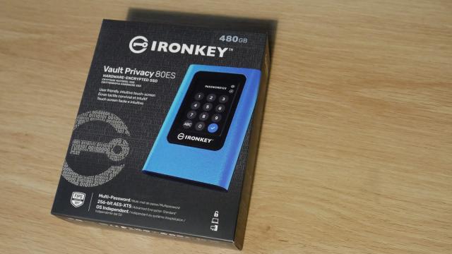 <b>Kingston Ironkey Vault Privacy 80 Review; SSD-ul extern adresat celor care vor să își țină datele în maximă siguranță</b>Așa cum închizi ușa când pleci de acasă, tot așa cum îți parolezi pc-ul, mac-ul, telefonul sau laptopul unde ai toate datele personale, poate cele de la business, chiar nu îmi dau seama de ce nu există mai multe produse de genul celor 