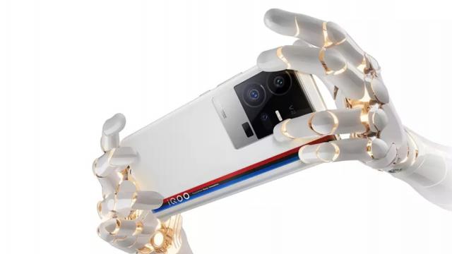 <b>iQOO 11 și 11 Pro sunt cele mai noi flagship-uri cu CPU Snapdragon 8 Gen 2; Aduc camere avansate, display de 144Hz, hardware potent</b>Producătorii au început să anunțe smartphone-uri de top cu CPU Snapdragon 8 Gen 2. vivo a spart gheața, lansând modelul vivo X90 Pro+ în urmă cu câteva zile. Totuși, iată că sosește o serie de flagship-uri și de la iQOO astăzi. Lineup-ul iQOO 11 tocmai