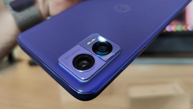 <b>Motorola Edge 30 Neo: Camera de low midrange, bună la Bokeh şi Night Mode</b>Motorola Edge 30 Neo dispune de un setup de camere destul de impresionant pentru un telefon midrange tipic. Mă uit în special la camera principală de 64 MP cu OIS. Să o luăm cu începutul totuşi. Camera selfie decupată în ecran, are o rezoluţie de 32 MP