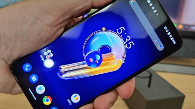 <b>ASUS Zenfone 9: OS, UI, aplicaţii axate pe utilizarea cu o mână şi Privacy</b>ASUS Zenfone 9 rulează Android 12 cu Zen UI 9.0, care îţi poate oferi atât o experienţă stock, cât şi una custom. Ni se promit 2 ani de actualizări de sistem de operare şi 4 ani de actualizări de securitate. A primit deja recent chiar și Android 13