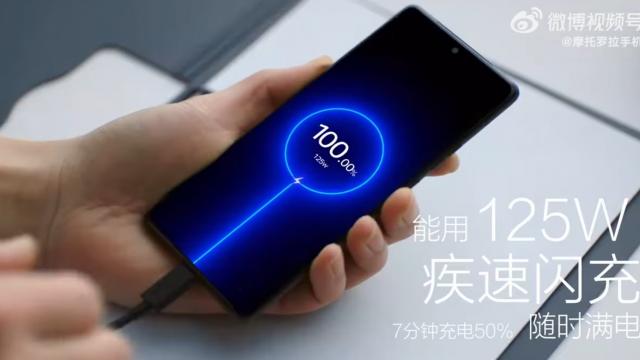 <b>Motorola Moto X40 primește teasere oficiale înainte de lansare; Flagship-ul va aduce Spatial Audio, certificare IP68 și alimentare la 125W</b>Motorola va anunța primul său flagship cu procesor de nouă generație, Qualcomm Snapdragon 8 Gen 2, pe 15 decembrie. Înainte de debut, compania a postat teasere prin care prezintă o parte din specificațiile telefonului. Astfel, câteva dotări sunt acum