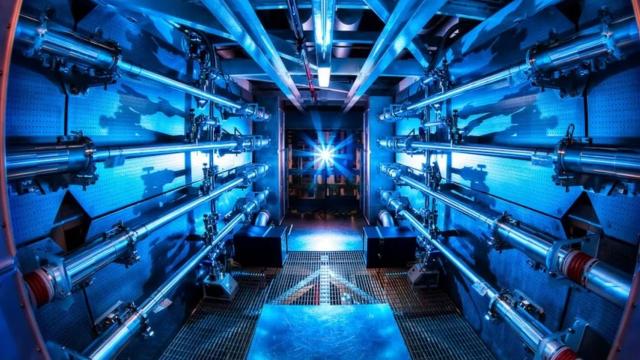 <b>Descoperirea secolului? SUA a reuşit să atingă fuziunea nucleară care produce mai multă energie decât consumă</b>Ieri, pe 12 decembrie cercetătorii de la Laboratorul Naţional Lawrence Livermore au anunţat o realizare tehnologică deosebită, poate chiar realizarea secolului. Au reuşit un test de fuziune nucleară, care a produs mai multă energie decât a consumat