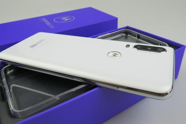 Motorola One Action Unboxing + primele impresii: primul telefon cu cameră de acţiune, un nou midranger cu cameră triplă (Video)