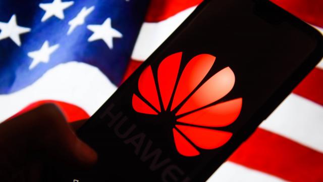 <b>Huawei primește probabil păsuire de încă 90 de zile pentru a obține componente americane și software</b>Pe 19 august e ziua cea mare și expiră licența temporară acordată celor de la Huawei de către autoritățile americane. E vorba despre licența pentru Android, dar și pentru a cumpăra componente din SUA. Acum aflăm că păsuirea ar putea fi extinsă cu încă 90 