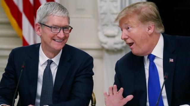<b>Cum l-a convins Tim Cook pe Donald Trump să amâne taxele extra de 10% pentru produsele realizate în China până la Crăciun</b>Dacă aţi urmărit ştirile legate de Donald Trump din weekend-ul trecut aţi remarcat probabil că pe lângă planuri nebuneşti de a cumpăra Groenlanda, s-a strecurat şi o cină cu Tim Cook, CEO Apple. Cina a avut loc vineri seara 