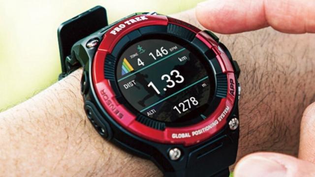 <b>Casio lansează ceasul pentru Bear Grylls: Pro Trek WSD-F21HR, un model robust cu două ecrane</b>Casio a lansat un nou ceas robust, unul care pare gândit pentru cei cu stil de viaţă ca Bear Grylls. Amatorii de drumeţii montane vor aprecia acest model numit Pro Trek WSD-F21HR. Vine cu Wear OS şi are senzor de puls optic