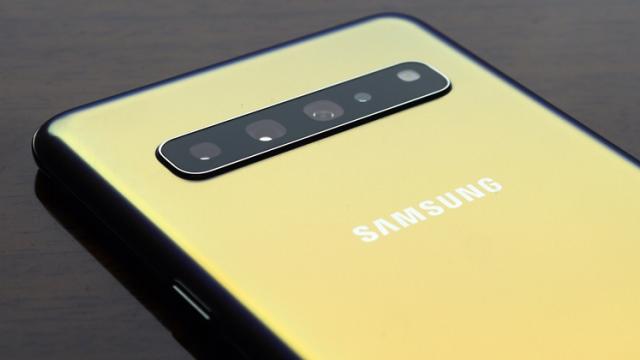 <b>Galaxy S11 va avea o cameră uimitoare, promite un insider Samsung, care sfătuieşte fanii să sară peste Note 10</b>De abia a început Galaxy Note 10 să ajungă la posesori pe 23 august şi deja se discută despre Samsung Galaxy S11. Şi nu oricum, ci în termeni de inovaţie radicală pe partea foto. Un insider bine conectat la Samsung 
