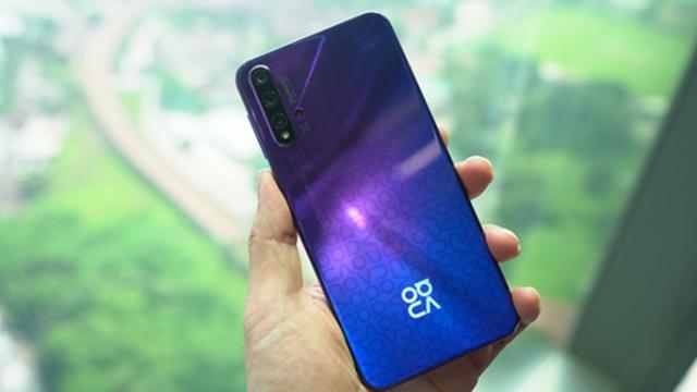 <b>Huawei Nova 5T debutează la un preț de doar 340 euro! Are 8 GB RAM, Kirin 980 și setup quad-camera</b>Ultimele zile ale verii ne aduc și lansări în zona smartphone, Huawei Nova 5T fiind un model proaspăt prezentat. Acesta debutează pentru început pe piața din Malaezia și se remarcă printr-un pachet hardware high-end