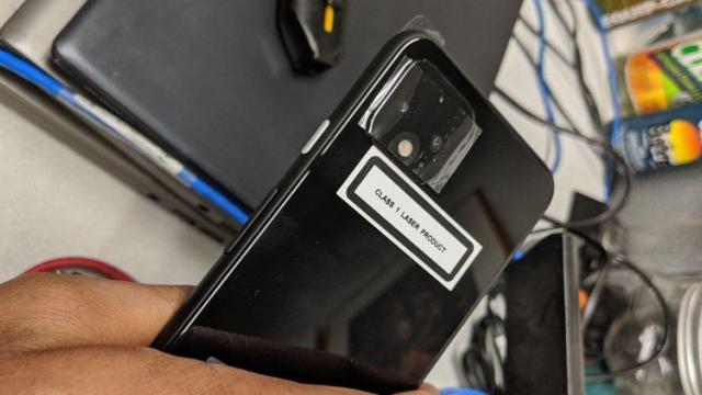 <b>Revin leak-urile cu Google Pixel 4! Fotografii hands-on apar online și prezintă camera duală din spate</b>După o perioadă de pauză iată că revin și leak-urile cu Pixel 4, flagship-ul pregătit de către Google pentru debut în această toamnă, cel mai probabil octombrie dacă ne uităm la momentele în care au fost anunțate modelele