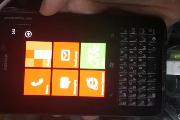 Nokia RX-100 este un prototip de terminal Windows Phone 8 ce sosea cu display tactil și tastatură fizică qwerty