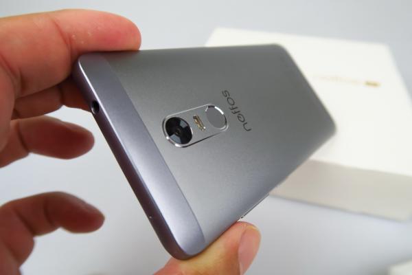 TP-Link Neffos X1 Unboxing: telefon compact metalic cu buton mute old school (Video)