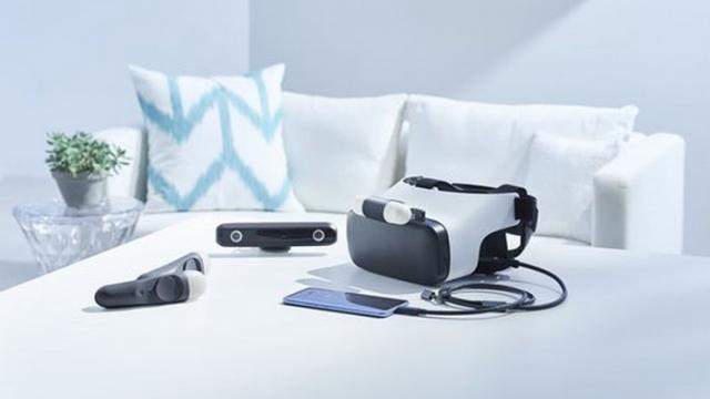 <b>HTC Link este un nou headset de realitate virtuală pentru smartphone, disponibil doar pentru HTC U11</b>HTC a mai lansat un produs interesant în afară de HTC U11 în această lună: HTC Link. Acesta este un headset VR compatibil doar cu noul telefon flagship şi este menit să concureze cu Samsung Gear VR sau terminalele Daydream.