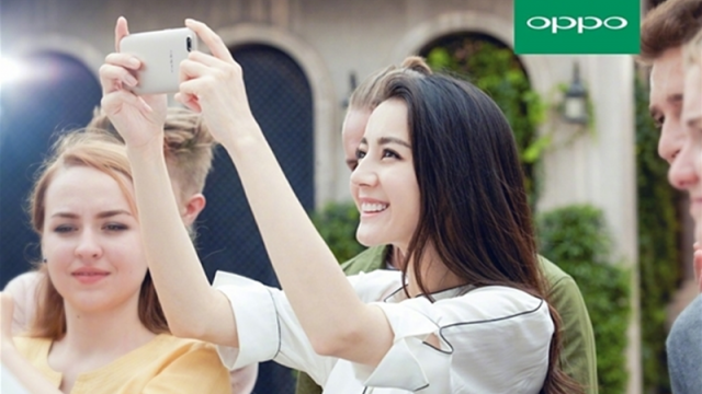 <b>Noi fotografii cu Oppo R11 ajung online; camera duală este punctul principal de atracție</b>Pe data de 10 iunie avem notat în calendar și evenimentul Oppo în cadrul căruia va fi prezentat smartphone-ul R11 și poate și versiunea sa cu Plus în coadă. Acest handset se afișează astăzi într-o serie de fotografii reale pe web și vedem camera sa duală