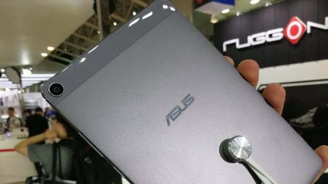 <b>Computex 2017: ASUS ZenPad 3S 8.0 debutează direct la standul ASUS din Taipei, cu procesor Snapdragon 652, ecran de 7.9 inch</b>Dacă credeați că lansările ASUS de la Computex 2017 au luat sfârșit, atunci v-ați înșelat pentru că producătorul taiwanez tocmai ce a afișat la stand noua tableta ZenPad 3S 8.0 Z582KL. Aceasta aduce câteva upgrade-uri interesante în raport cu modelul 