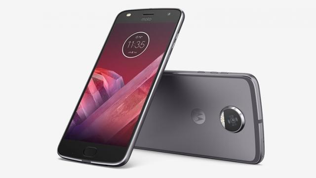 <b>Moto Z2 Play debutează oficial cu baterie de 3000 mAh și procesor Snapdragon 626; sunt anunțate și noi module!</b>Tot pe 1 iunie a debutat oficial și Motorola Moto Z2 Play, terminal modular ce sosește cu baterie de 3000 mAh, cu display FHD de 5.5 inch și cu procesorul Qualcomm Snapdragon 660 la pachet. Acest handset primește și noi module cu această ocazie și aflăm