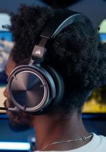 E LUNI e AMAZON: Corsair Virtuoso MAX Wireless headset gaming cu Dolby Atmos, ANC și drivere grafen