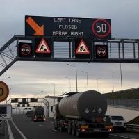 Șoferii din Estonia văd alertele Waze direct pe panourile de pe autostrăzi; Cum funcționează?