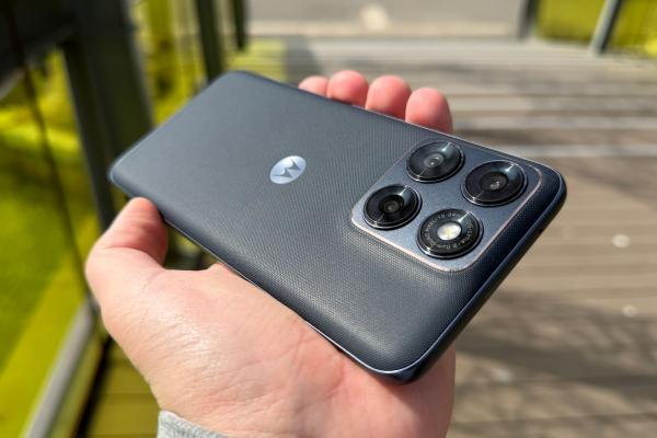 Motorola edge 70 Fusion Unboxing: telefonul midrange cu 3 funcţii de Galaxy S26