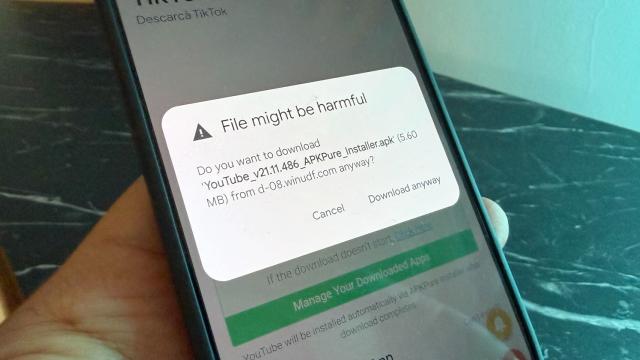 <b>Libertatea Android, pusă sub semnul întrebării: Sideloading-ul aplicațiilor devine mai dificil și implică chiar un timp de așteptare de 24 de ore</b>Trăim vremuri tare ciudate, inclusiv când vine vorba de smartphone-uri și sisteme de operare. În timp ce Apple pare că deschide tot mai mult iOS-ul, Google îngrădește cumva libertatea utilizatorilor Android. Compania tocmai a anunțat un nou set