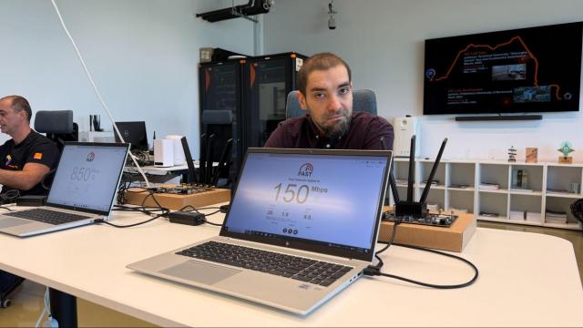 <b>Am asistat la prima demonstrație 5G RedCap din România, în Orange 5G Lab. În laboratorul din Politehnică se testează și tehnologiile viitorului, precum 6G</b>În campusul Politehnicii București există un laborator unde se testează tehnologii de rețea care încă nu au ajuns în piață. Orange 5G Lab este unul dintre locurile în care operatorul experimentează cu infrastructura 5G Standalone 