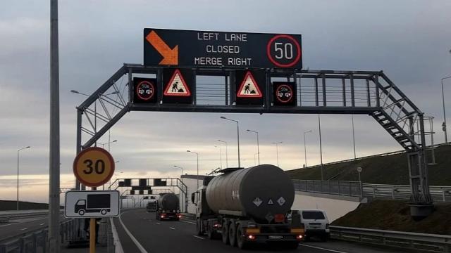 <b>Șoferii din Estonia văd alertele Waze direct pe panourile de pe autostrăzi; Cum funcționează?</b>Estonia face un pas important spre modernizarea traficului rutier, integrând datele din aplicația Waze în sistemul național de informare pentru șoferi. Alertele raportate de utilizatori nu mai sunt vizibile doar în aplicație astfel, ci apar și pe