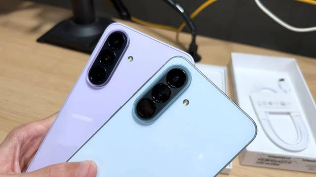 <b>Samsung Galaxy A37 și Galaxy A57 în noi apariții hands-on! Aflăm și la ce sume se vor vinde</b>Pe măsură ce ne apropiem de data de 25 martie atunci când Samsung va face oficiale noile telefoane mid-range Galaxy A37 și Galaxy A57, se accentuează leak-urile, această dată cu noi apariții hands-on, atât foto cât și video