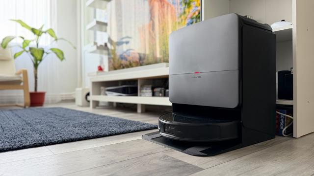 <b>Roborock Saros 20 Review: Aspiratorul care vede toate obstacolele din casă, escaladează praguri înalte și aspiră covoarele la un fabulos 36000 Pa</b>Să fim sinceri, nimeni nu se trezește dimineața entuziasmat că trebuie să dea cu aspiratorul, să tragă de cabluri și să manevreze furtunul prin colțuri, pe sub mobilă, ca un adevărat contorsionist. Vremurile acestea au apus 