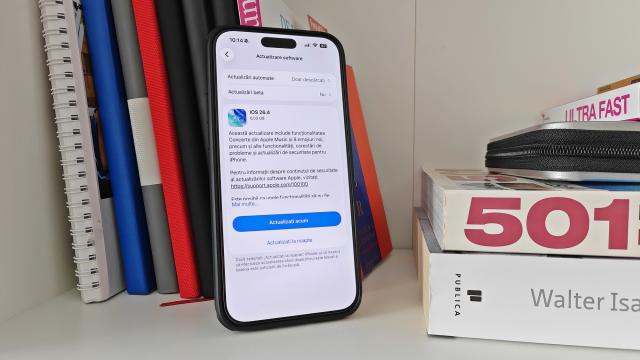 <b>iOS 26.4 este un update masiv și se livrează chiar acum; noi emoji-uri, suport asistenți AI 3rd party în CarPlay</b>Apple are noutăți astăzi sub forma lui iOS 26.4 și iPadOS 26.4, release-uri destul de babane ca dimensiuni și cu multe de oferit la pachet. Multe dintre funcțiile detaliate mai jos sunt prezente pe ambele sisteme de operare