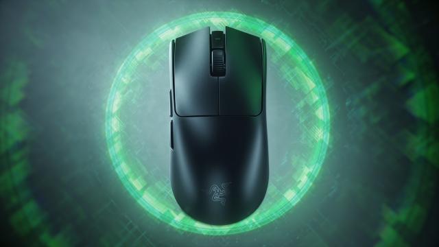 <b>RAZER prezintă noul mouse de gaming Viper V4 Pro cu senzor de 50000 DPI, alunecă perfect pe mousepad-ul Gigantus V2 Pro</b>Încă de la modelul Viper V3 Pro cei de la RAZER au început să lucreze cu profesioniști din zona eSports pentru a tuna la muchie de cuțit experiența de gaming, iar astăzi la 2 ani de la acel model iată că avem o actualizare