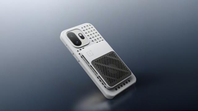<b>OnePlus lansează cel mai subțire cooler magnetic pentru smartphone-uri din lume</b>Recent aflam că OnePlus are planuri mari pe segmentul de gaming, compania lucrând chiar la o consolă portabilă pentru jocuri. Odată cu lansarea noului flagship compact OnePlus 15T, iată că sosește și un accesoriu dedicat gamerilor. Numit