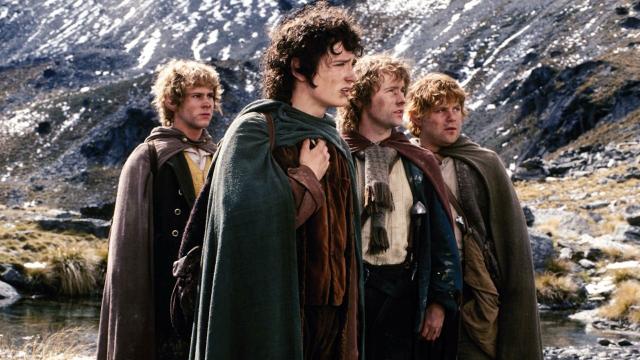 <b>Warner Bros surprinde fanii cu un nou film „Lord of the Rings”, dezvoltat în secret în ultimii 2 ani</b>Universul creat de J.R.R. Tolkien continuă să se extindă, iar Warner Bros. a reușit din nou să surprindă fanii. Studioul a anunțat un nou film „Lord of the Rings”, dezvoltat în secret timp de doi ani, într-o colaborare neașteptată cu Stephen Colbert