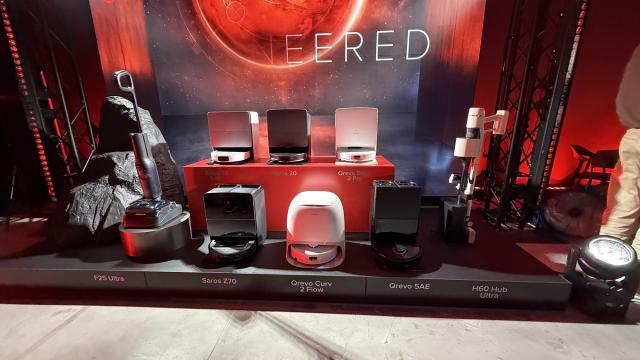 <b>Cu ce se laudă Roborock în primăvara lui 2026: aspirator cu vibrații ultrasonice, model vertical F25 cu spumă cu bule mari</b>Roborock ne-a chemat în Polonia pe 25 martie să vedem colecția de primăvară a noilor sale aspiratoare robot. Vedetă a fost Saros 20, pe care l-am testat deja, dar am văzut și modele surpriză, precum Saros 20 Sonic sau seria F25 de aspiratoare verticale