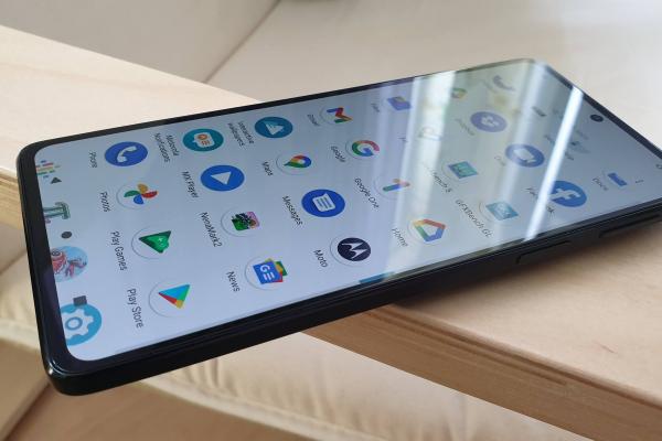 Motorola Edge 20: OS, UI, aplicații și servicii Moto utile