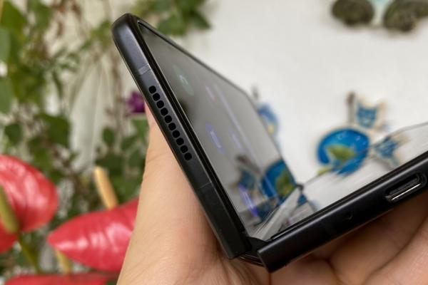 Samsung Galaxy Z Fold 3 5G: Acustica stereo aduce un bas fantastic şi volum cât cuprinde