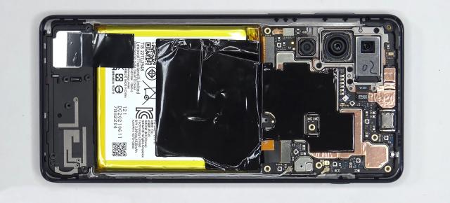 Motorola Edge 20 Pro este disecat în fața camerei; Primește nota 4,5/10 pentru ușurința de reparare