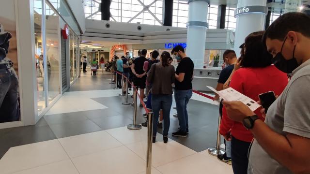 <b>O coadă uriașă s-a format în fața Xiaomi Store din Sun Plaza înainte de inaugurarea oficială; 100 de cadouri așteaptă a fi revendicate de către clienți</b>Vă informam în trecut că astăzi, 28 august 2021, la ora 11:00, va fi inaugurat noul magazin Xiaomi Store din Sun Plaza și vor exista oferte speciale, cadouri și chiar tombole cu premii. După cum era de așteptat, o coadă uriașă s-a format în fața