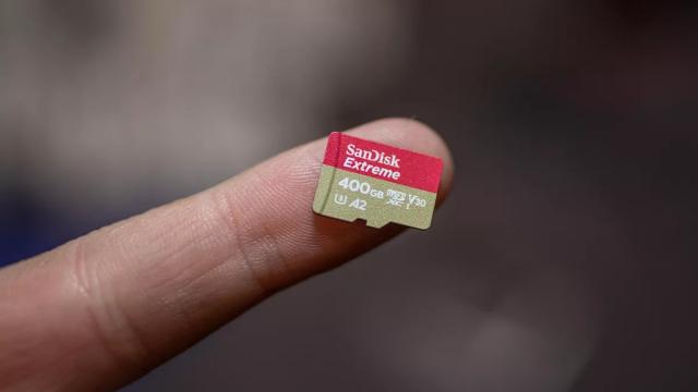 <b>Mobicast #361: Dezbatere "mai avem nevoie de slot microSD", lansare Z Fold 3, Z Flip 3, Summer Well 2021</b>Am revenit din concediu şi avem multe de recapitulat... cam 2-3 săptămâni de lansări aş spune. Facem recapitularea în Mobicast #361, podcastul nostru săptămânal de tehnologie şi vorbim despre lansarea lui Galaxy Z Flip 3 şi Z Fold 3, despre Mi Mix 4