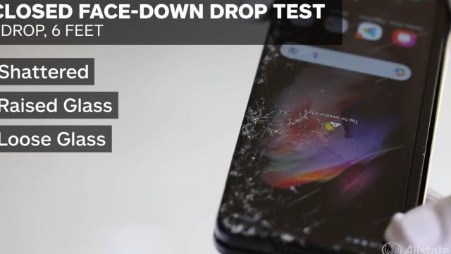 <b>Cat timp poate supravieţui Samsung Galaxy Z Fold 3 sub apă? Bonus: drop test (Video)</b>După ce am văzut Samsung Galaxy Z Fold 3 fiind îndoit, acoperit cu ţărână, zgâriat şi ars de JerryRigEverything, acum vine momentul pentru alte teste de anduranţă. De această dată telefonul a fost scăpat de la înălţime şi scufundat în apă