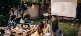 Oferte de sezon din Germania #4: Top 5 proiectoare pentru serile liniștite de vară – când aerul se răcorește și filmele prind viață
