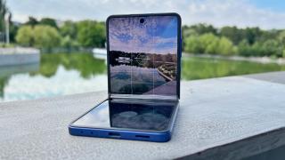 Samsung Galaxy Z Flip7: Cameră duală mai capabilă, numai bună pentru explorare urbană și selfie-uri super detaliate
