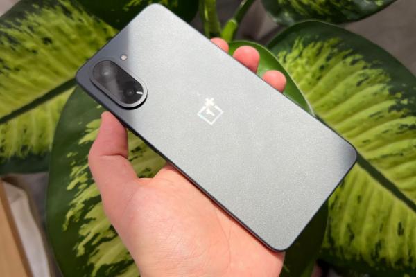 OnePlus Nord CE5: Design minimalist cu finisaj mat de jur-împrejur, muchii înguste pentru ecran
