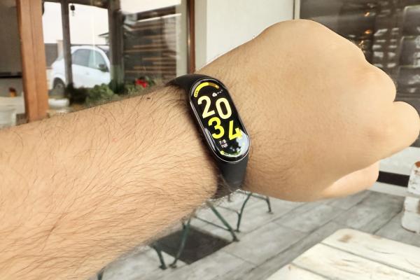 Am testat Xiaomi Smart Band 10! Cea mai nou adiție din gama care a contribuit la accesiunea companiei și chiar depășirea Apple la nivel de vânzări