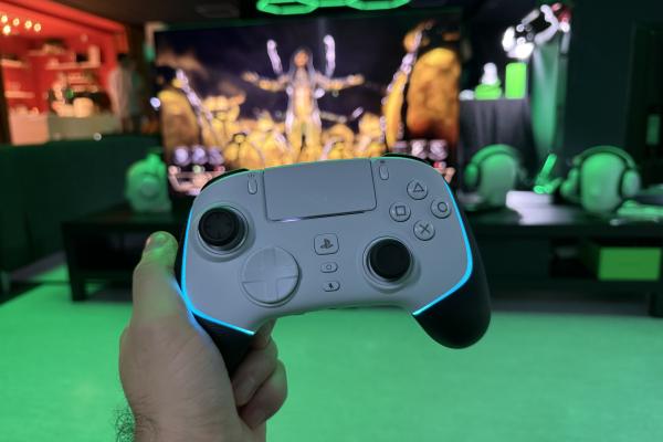 M-am jucat cu Razer Wolverine V2 Pro, controller de PS5 şi PC pentru pasionaţii de shootere